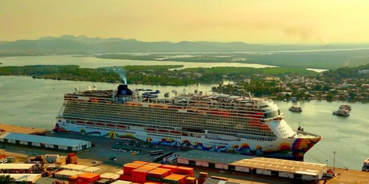 Llega a Mazatlán el “Norwegian Encore”; el puerto cerrará octubre con 15 arribos de cruceros