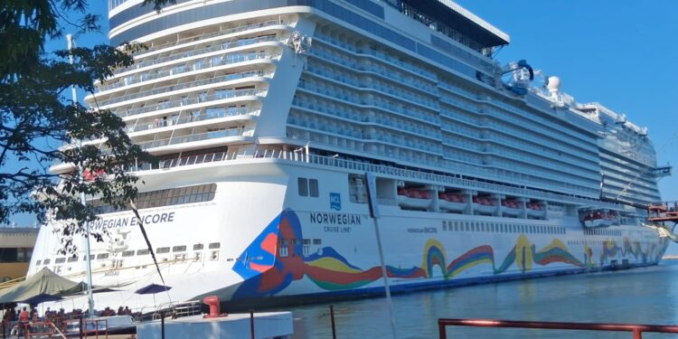Arriba a Puerto Vallarta el Norwegian Encore con más de 5 mil personas