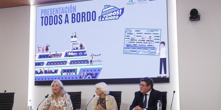 El Puerto de Cádiz acerca el mundo de los cruceros escolares de la Bahía con el programa 'Todos a bordo'