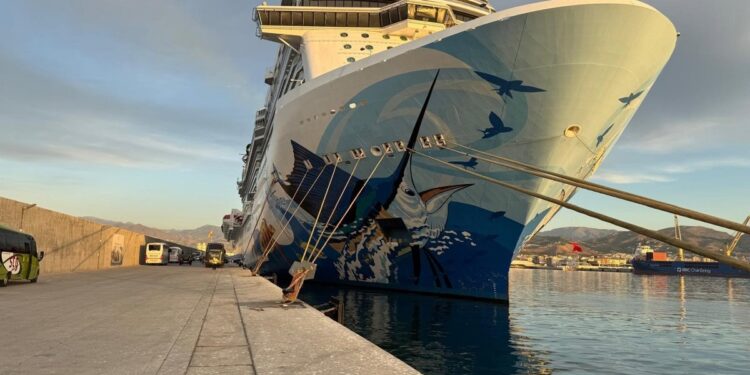 El Puerto de Motril (Granada) asiste a una doble escala de cruceros con más de 5.500 personas a bordo