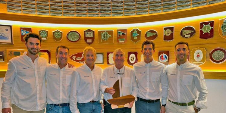 El patrón y los tripulantes del Saleroso 2.0, con el trofeo de subcampeones de España