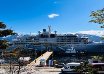El crucero Silver Endeavour inaugurará el puente marítimo antartico entre Puerto Williams y la Isla Rey Jorge.
