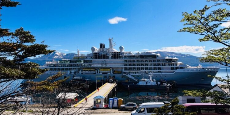 El crucero Silver Endeavour inaugurará el puente marítimo antartico entre Puerto Williams y la Isla Rey Jorge.