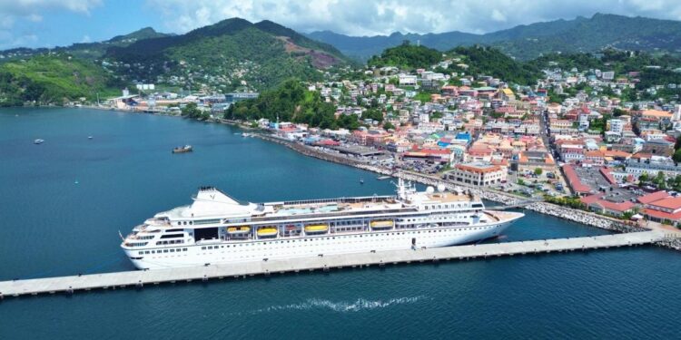El 'Villa Vie Odyssey', el crucero de la vuelta al mundo sin fin, deja a la gente tirada en Camboya