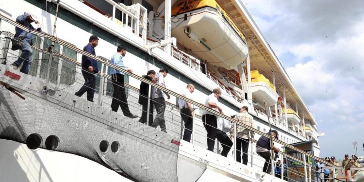 El ambicioso viaje de tres años alrededor del mundo del buque ha terminado prematuramente en Camboya, donde cientos de pasajeros que residían a bordo se han visto obligados a desembarcar después de que los costes operativos de la compañía se dispararan.