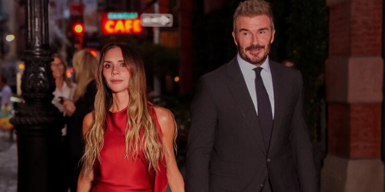 Vestido rojo de satén con sandalias de tiras, Victoria Beckham marca la temporada festiva 2026