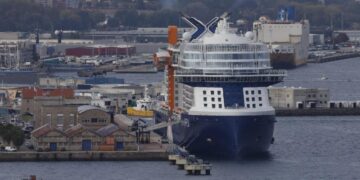 El crucero «Apex» atracado en el puerto de Vigo.