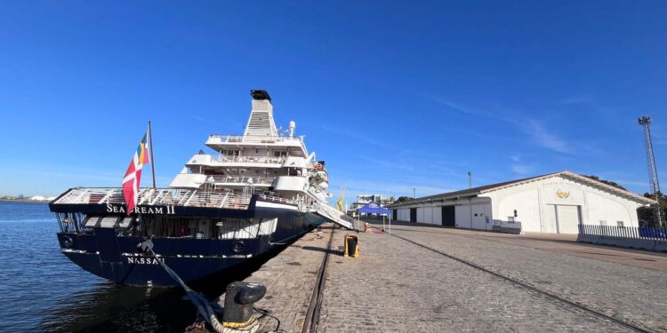 El Seadream II, un crucero de lujo con 89 pasajeros, recala en el Puerto de Huelva