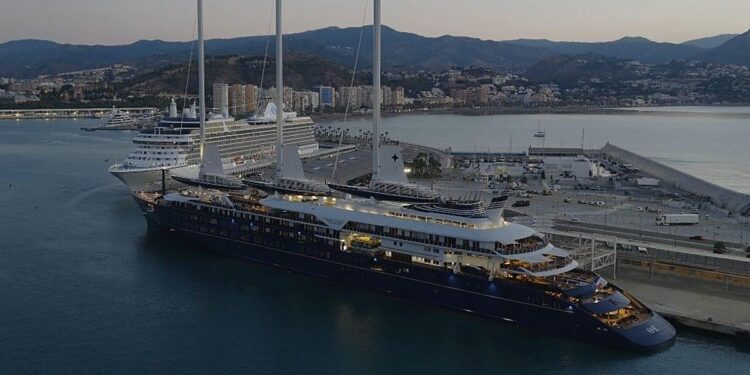 El mayor crucero con velas del mundo hace escala en el puerto de Málaga
