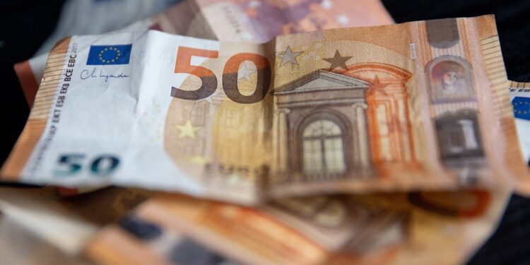 El superávit por cuenta corriente cae en agosto un 10,5%, a 5.100 millones, pese mejorar turismo y viajes