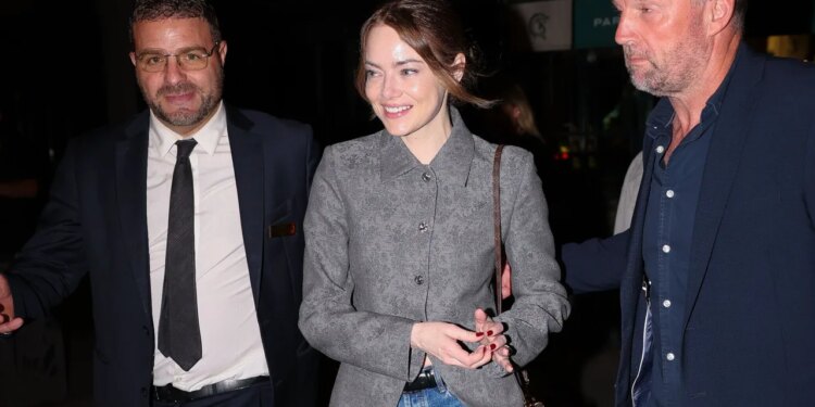 Emma Stone Gives the ’90s Jean a Chic Upgrade