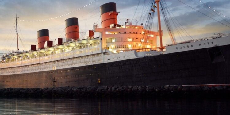 En 1967, Long Beach compró el Queen Mary, un barco retirado del servicio, para evitar que fuera desguazado; el transatlántico se convirtió en hotel y aún hoy se erige como un punto de referencia en el paseo marítimo