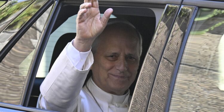 León XIV saluda desde la ventanilla del automóvil al salir del Vaticano, antes de ser ingresado en el Hospital Gemelli el 13 de octubre de 2026. Foto: AFP