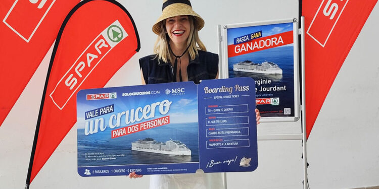 SPAR Lanzarote entrega el premio del crucero de la campaña «Rasca, gana ¡y viaja!»