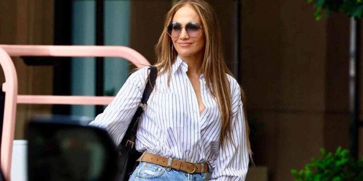 Looks con jeans palazzo y botines café: La tendencia elegante de octubre 2026