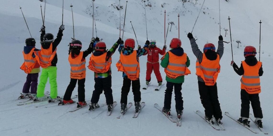 Alumnos de la escuela de esquí de Fuentes de Invierno durante una semana blanca