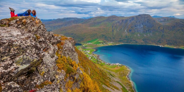Visitar Noruega en otoño: el viaje en barco que muchos consideran el más bello del mundo entre fiordos espectaculares