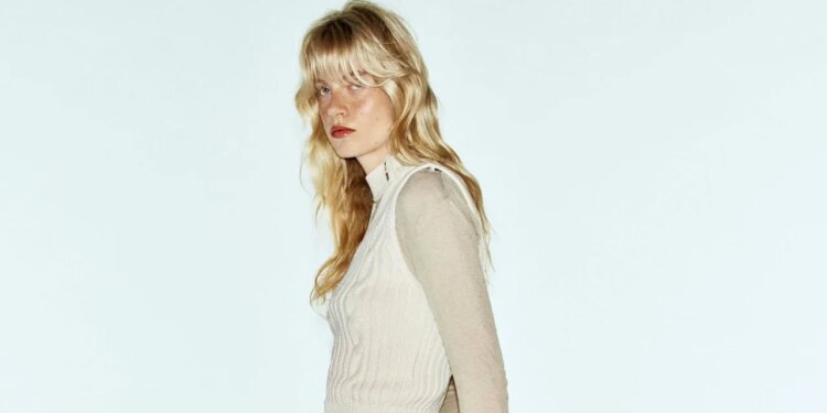 Faldas midi café de Zara: las más elegantes para llevar con zapatos de tacón, mocasines y bailarinas en octubre 2026
