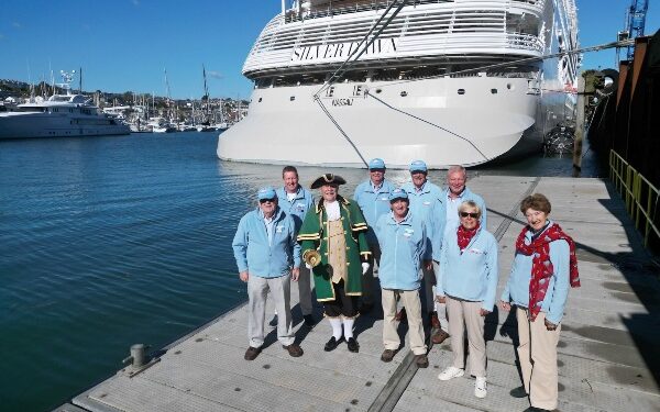 Falmouth’s Cruise Ship Ambassadors celebra 20 años dando la bienvenida a cruceristas