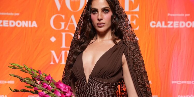 Fátima Bosch deslumbra en la Gala Vogue de Día de Muertos con un vestido café y un velo bordado