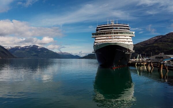 Holland America Line celebra 80 años en Alaska con recorridos que rinden homenaje a exploradores