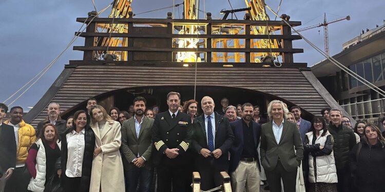 Huelva promociona su oferta turística a bordo de la Nao Santa María en Vigo