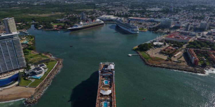 Huracán "Simón" provoca cancelación de tres cruceros en Puerto Vallarta