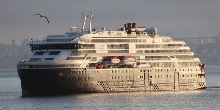 Alcaldesas Ripamonti y Nieto dan el vamos a temporada de cruceros en Puerto Valparaíso