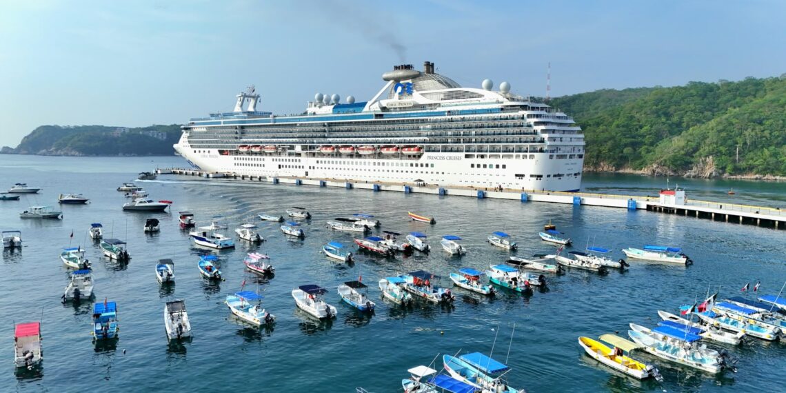 Arriba a Huatulco primer crucero de la temporada 2026-2027