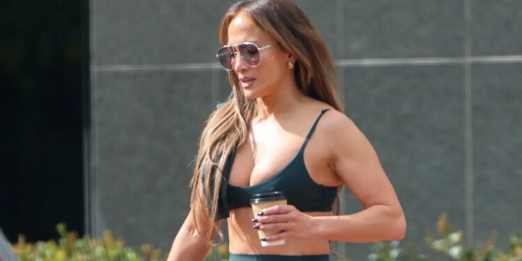 Jennifer Lopez inspira tu próximo look de pilates con leggings verde esmeralda y tenis blancos en octubre 2026