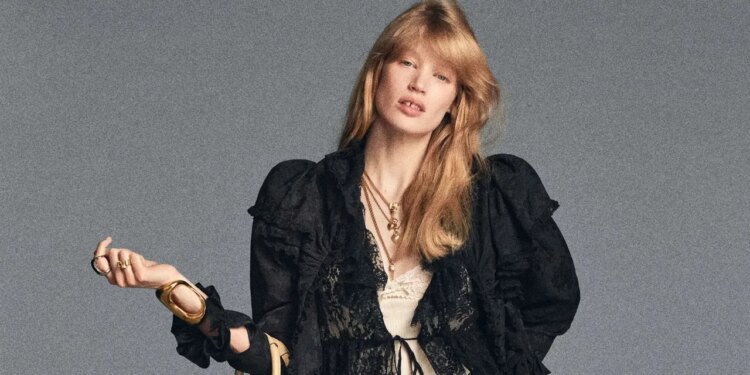 Ideas de jeans de cintura alta con zapatos de tacón, botas y botines que resuelven looks de otoño 2026