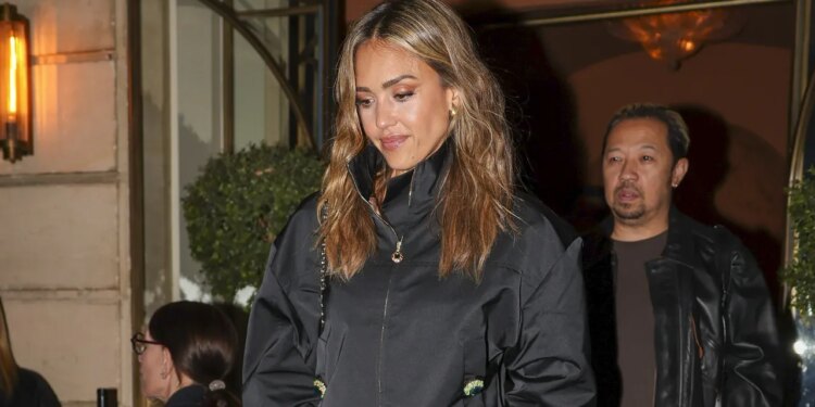 Jessica Alba tiene el look más elegante de octubre 2026 con falda midi y zapatos de tacón negros