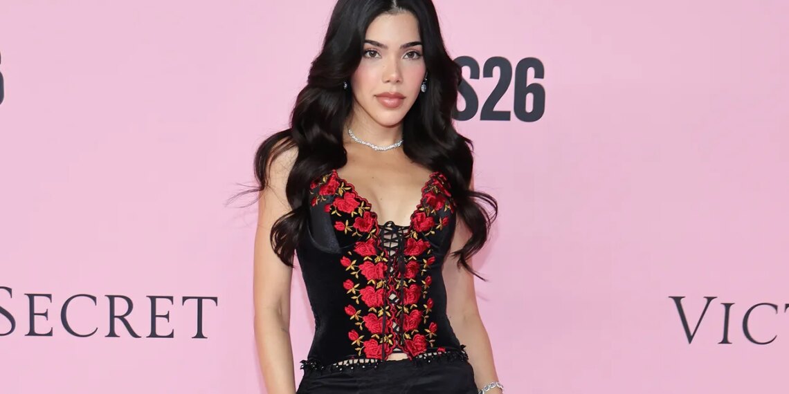 Kenia Os conquista el Victoria's Secret Fashion Show 2026 con un corset de los 2000 (inspirado en Giselle Bündchen) y falda satinada