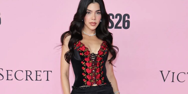 Kenia Os conquista el Victoria's Secret Fashion Show 2026 con un corset de los 2000 (inspirado en Giselle Bündchen) y falda satinada