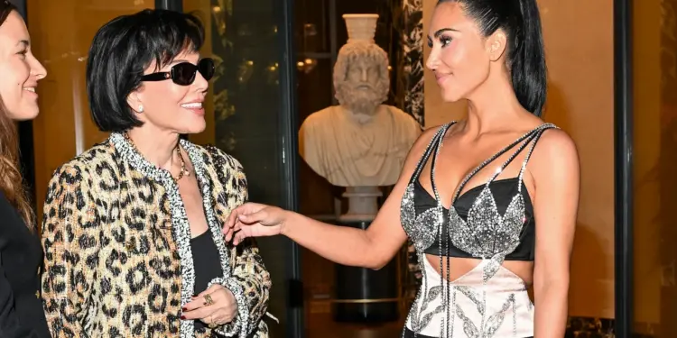 Kim Kardashian y Kris Jenner enseñan cómo lucir looks de fiesta con vestidos, faldas y botas (como madre e hija)