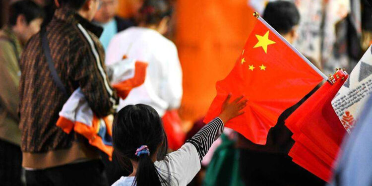 La demanda de viajes se mantiene alta en toda China, tanto que varios lugares turísticos imponen límites de visitantes en medio de las festividades del Día Nacional