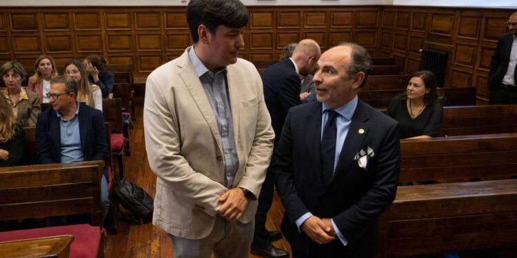 Borja Sánchez con el rector de la Universidad, Ignacio Villaverde.