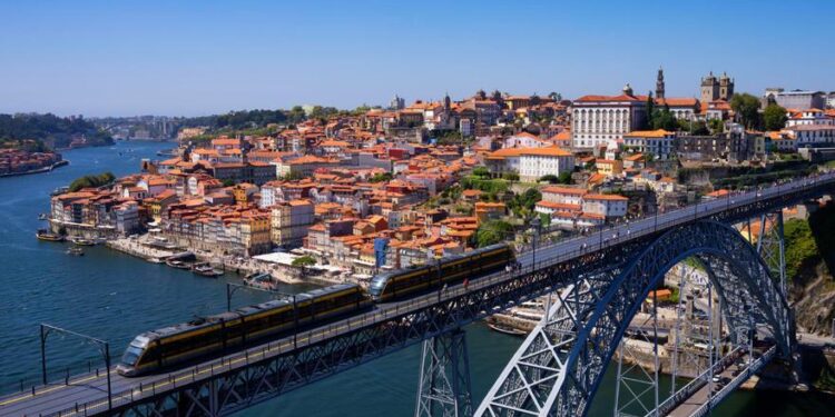 La ciudad ideal para una escapada de octubre, según la revista ‘Viajar’: arquitectura, vino y gastronomía marinera