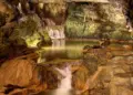 La cueva de Suiza donde un dragón comparte refugio con cascadas y kilómetros de galerías subterráneas