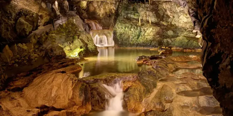 La cueva de Suiza donde un dragón comparte refugio con cascadas y kilómetros de galerías subterráneas