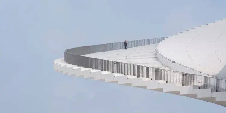 La escalera infinita de la nueva Ópera de Shanghái que parece subir hasta el cielo