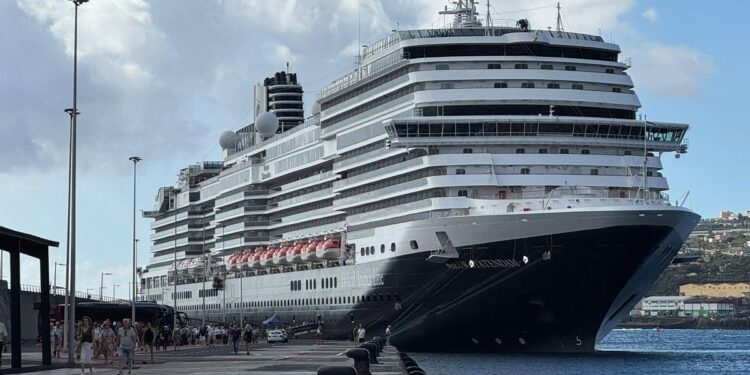 La primera escala del ‘Nieuw Statendam’ inaugura la temporada de cruceros en el Puerto de Santa Cruz de La Palma