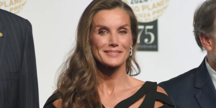 La reina Letizia entrega el Premio Planeta 2026 a Isabel Allende con el vestido negro más elegante