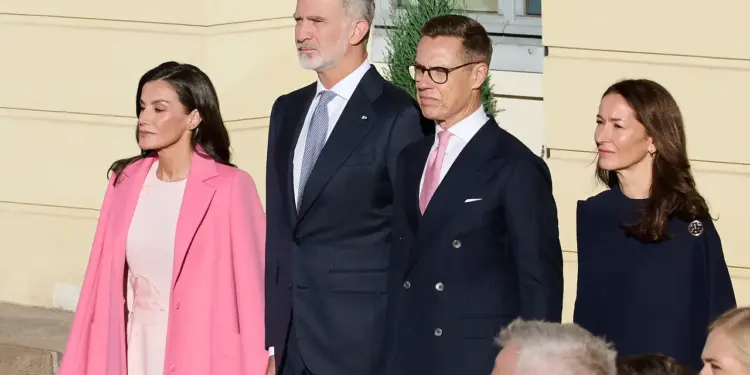 La reina Letizia luce el vestido midi color rosa más elegante y un abrigo inesperado en octubre 2026