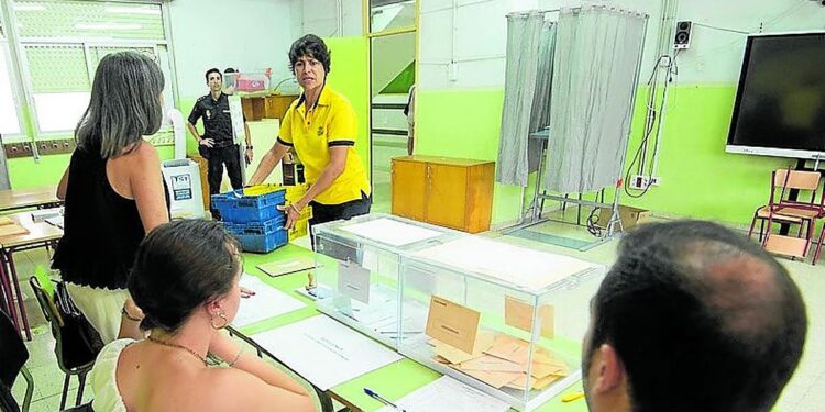 Las agencias piden que quien tuviera un viaje contratado sea eximido de las mesas electorales