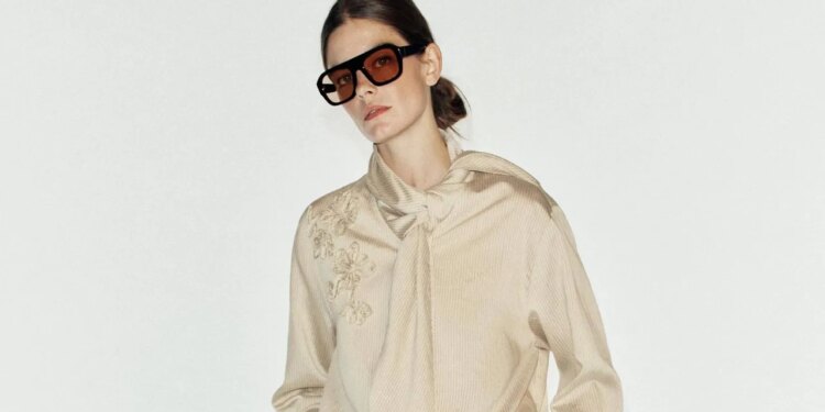 Zara dicta la tendencia en blusas color beige para lucir con faldas, pantalones y jeans en octubre 2026