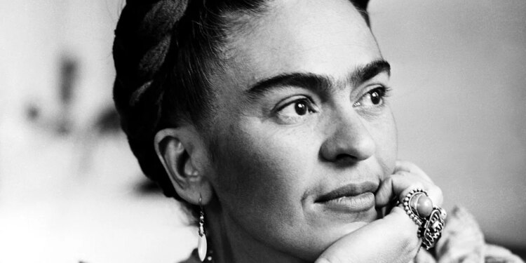 Las blusas campiranas que llevaba Frida Kahlo regresan para llevar con jeans cigarette en otoño 2026