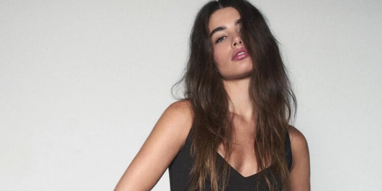 Stradivarius tiene las faldas midi negras más elegantes para llevar con zapatos de tacón en octubre 2026