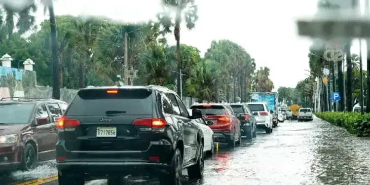 Lluvias encarecen viajes por plataformas y obligan a suspender el teleférico