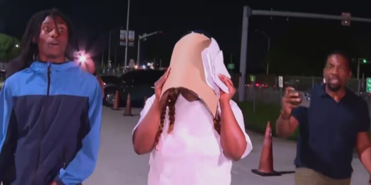 Sale libre bajo fianza la madre acusada de dejar a sus pequeños hijos solos para irse en un crucero